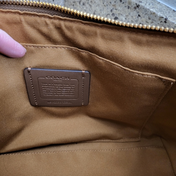 COACH Corner Zip Wristlet In Signature Canvas With Snowflake NWOT - Picture 4 of 6